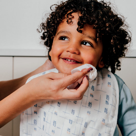 Le sérum physiologique Biolane Expert  On ne prétend pas que le lavage de  nez de votre bébé sera un moment agréable, mais grâce à l'embout rond de  notre sérum physiologique, vous