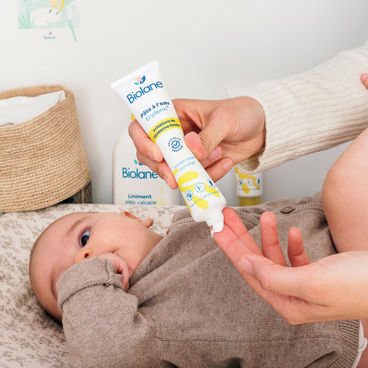 BIOLANE – Lot de 4 Flacons Liniment bébé Oléo-calcaire - Nettoyant sans  rinçage – 98% Origine naturelle – Peaux Sensibles - Nettoie et protège le  siège de bébé – 4 Flacons 700ml – Fabriqué en France : : Bébé et  Puériculture