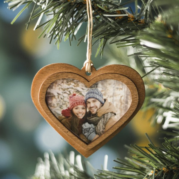 https://cdn.shopify.com/s/files/1/0454/5737/products/WoodHeartPhotoOrnamentonChristmasTree.jpg?v=1639360168