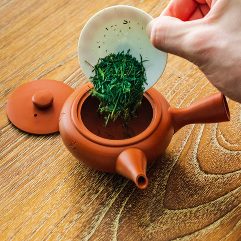Adding tea leaves to kyusu
