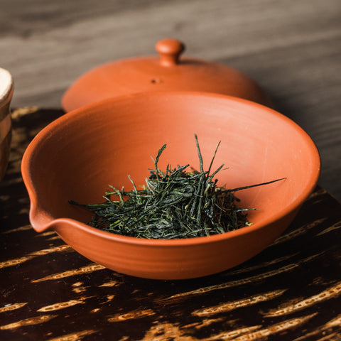 gyokuro leaves in a shiboridashi