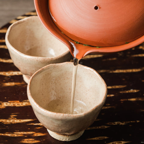 pouring brewed gyokuro into teacups