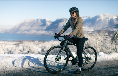 femme à vélo avec les vêtements de cyclisme Wilma