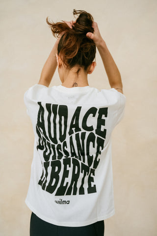 Femme portant un tee-shirt audace puissance liberté de la marque Wilma