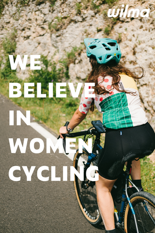 Femme sur son vélo en jersey de cyclisme dans les montagnes avec un texte affiché sur l'image :We Believe In Women Cycling.