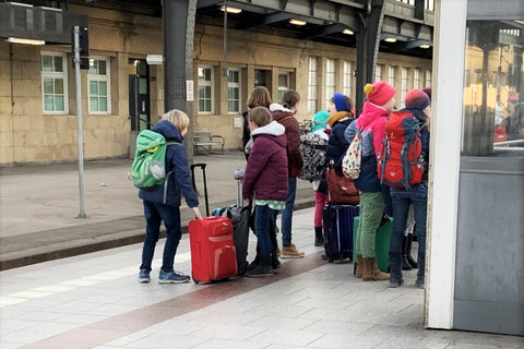ドイツの駅で移動中の子供がブーツを履いている写真