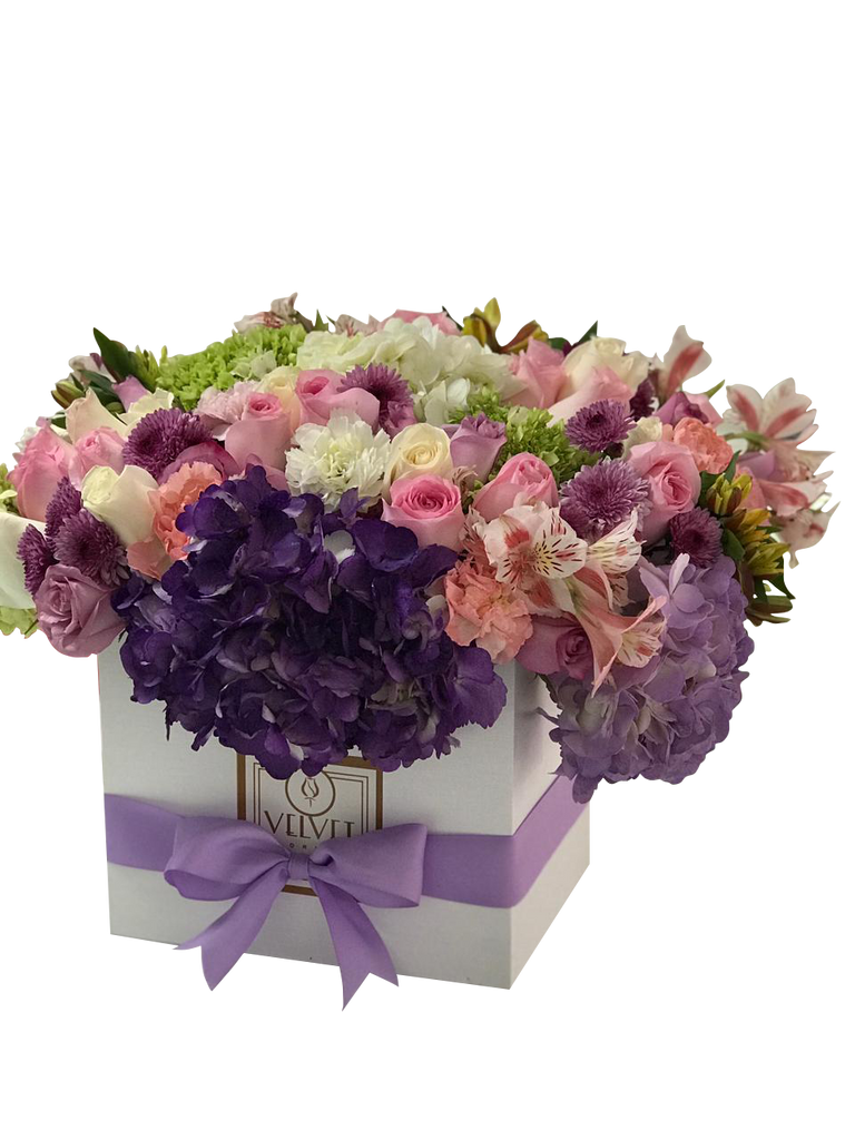 Caja con rosas lila, rosa y blancas. Hortensias. – Velvet Florería