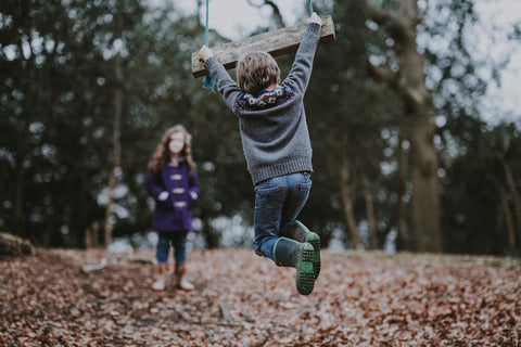 Spelende kinderen in het bos