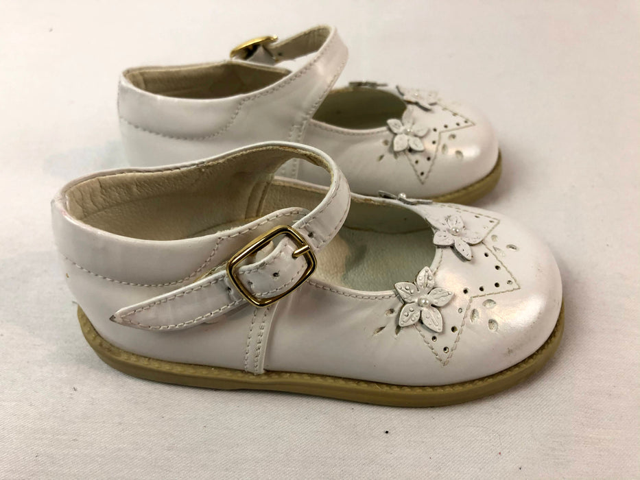 Little Dixie Shoes Size 4 — Family Tree Resale 1