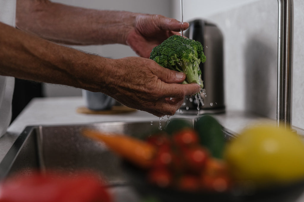 washing-vegetables-with-filtered-water
