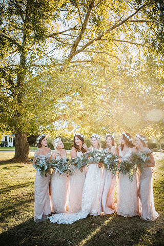 Bouquet wedding photo with bridesmaids and bride