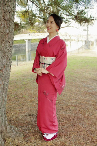 赤い着物を着た美しい日本人女性