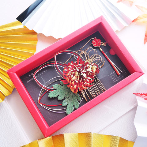赤い和紙で作られた大輪の菊の華の髪飾り