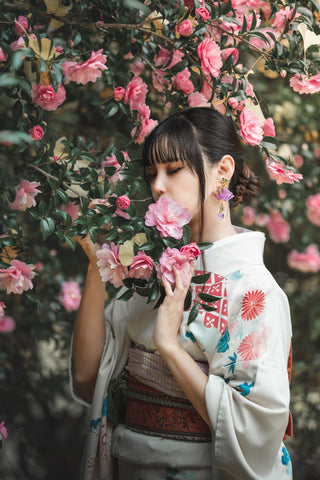 ピンク色の椿の花と花の妖精の様な着物美