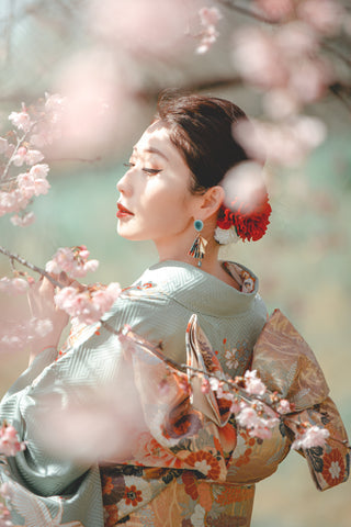満開の桜並木と美しい着物アクセサリーを身につけた着物美女