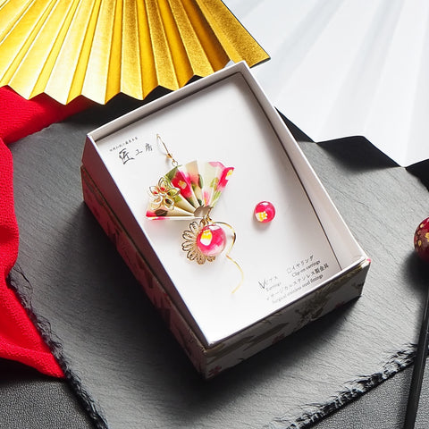 白と赤の寒椿が描かれた美しい和紙で作られた扇子デザインアクセサリー