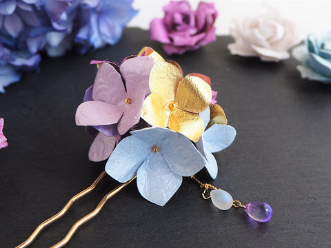 和紙で作られた紫色の紫陽花の簪（かんざし）