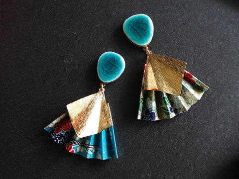 美濃焼きタイルと鮮やかな青い和紙で作られた扇形着物アクセサリー