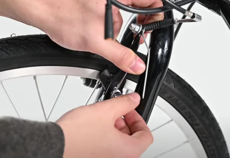 tighten the bolts on front brakes of electric tricycle