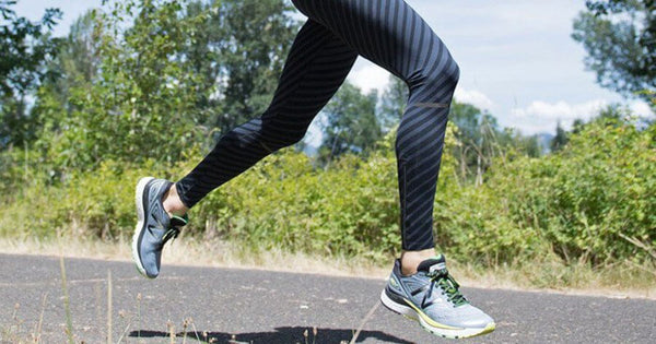 Giày chạy bộ nam loại nào tốt? chọn giày siêu nhẹ có độ thoáng khí tốt sẽ giúp chân thoải mái hơn trên quãng đường chạy dài