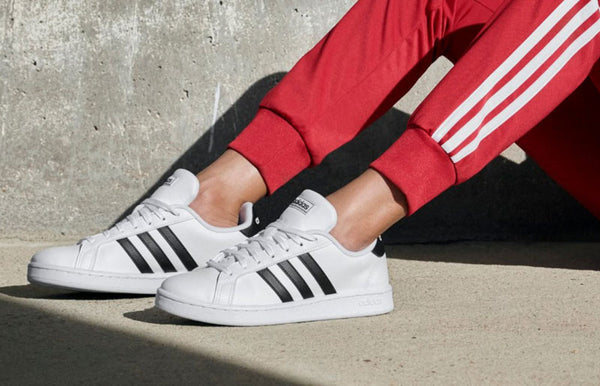 giày adidas màu trắng Grand Court vừa mang chất cổ điển