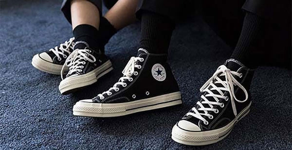 Buộc dây giày Converse kiểu đan xéo