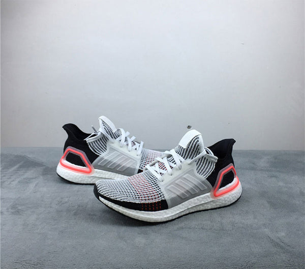 Các cách phân biệt giày adidas Ultra Boost  đơn giản, chính xác 