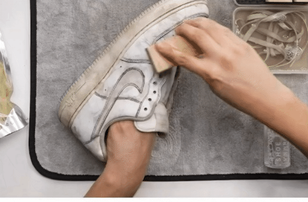 Vệ sinh giày để bảo quản giày bền lâu hơn.