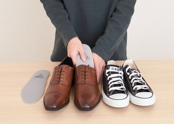Cách loại bỏ mùi giày hôi bằng việc thay miếng lót