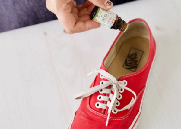 Cách loại bỏ mùi hôi giày bằng mùi hương
