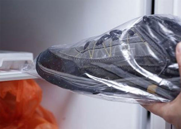 Cho giày vào ngăn đông tủ lạnh để khử mùi giày hôi