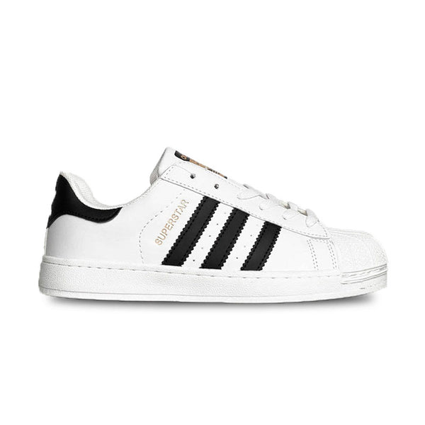 Đôi giày sneaker trắng nữ đẹp với 3 sọc màu đen khá nổi bật