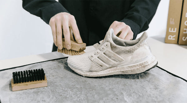 Dùng dung dịch vệ sinh chuyên dụng cho giày là cách giặt giày thể thao vải đúng cách