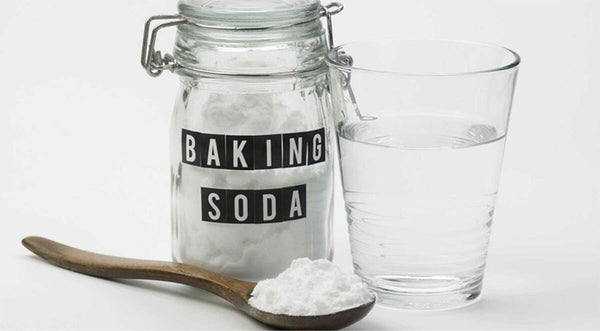 Giấm và baking soda có tính tẩy mạnh từ đó giúp cho cách vệ sinh đế giày thể thao hiệu quả hơn