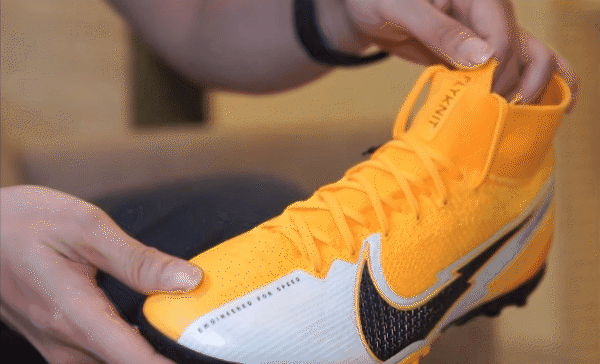 Giày Nike bóng đá Mercurial được thiết kế với công nghệ cung cấp độ bám