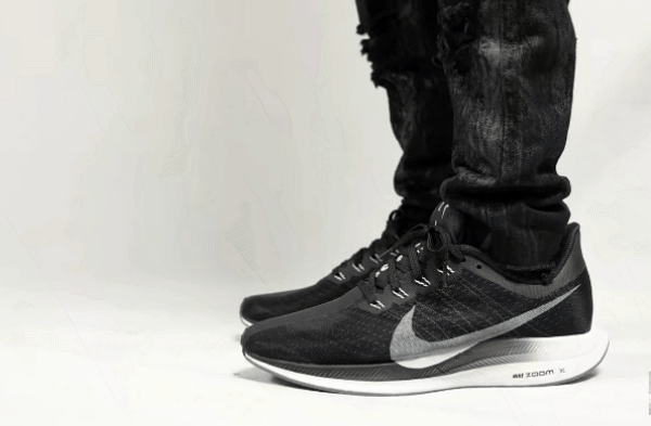 Giày Nike Air Zoom với thiết kế êm ái, thoải mái tập luyện.