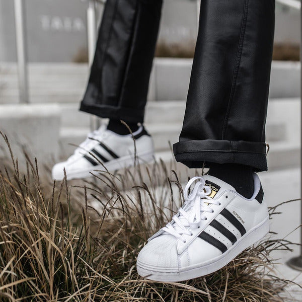 Adidas Superstar là một trong các kiểu giày adidas nam nổi bật nhất