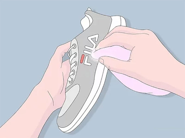 Lau kỹ các vết bẩn trên thân giày để làm sạch đôi giày Fila