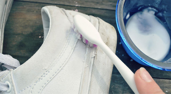 Sử dụng bột giặt để làm sạch cũng là cách vệ sinh giày thể thao được quan tâm