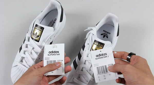 Tag giày hàng auth luôn được gắn vào lỗ xỏ dây do đó là cách check giày adidas bằng mã hiệu quả