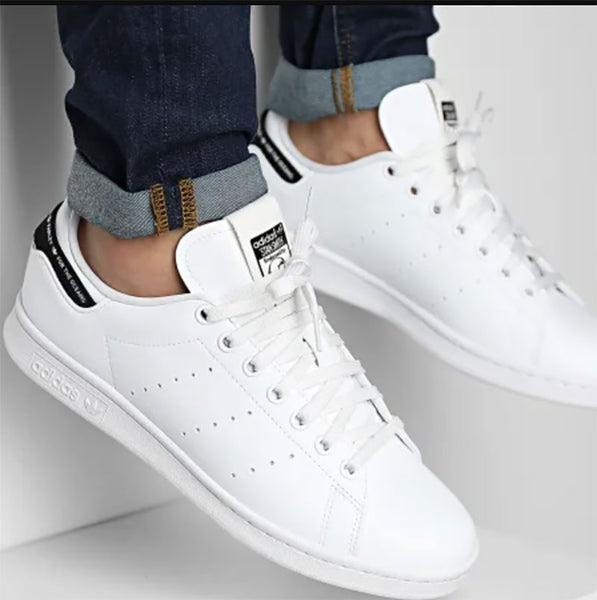 Thanh lịch với quần jean và giày sneaker trắng