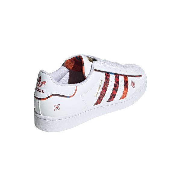 adidas Superstar là mẫu giày hiếm hoi vẫn giữ logo hình cỏ ba lá