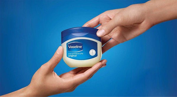 Vaseline với khả năng làm sạch cao cũng là một trong những cách vệ sinh giày thể thao đúng cách