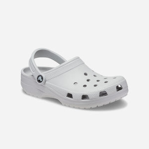 Giày Clog Unisex Crocs Classic là mẫu giày nhảy múa được nhiều người yêu thích trên toàn thế giới. Thiết kế đơn giản và tiện dụng, đặc biệt là khả năng chống trơn trượt rất tốt, giúp bạn dễ dàng phối hợp với các trang phục khác nhau. Hãy bước vào thế giới của Crocs và trải nghiệm sự thoải mái và tiện lợi.