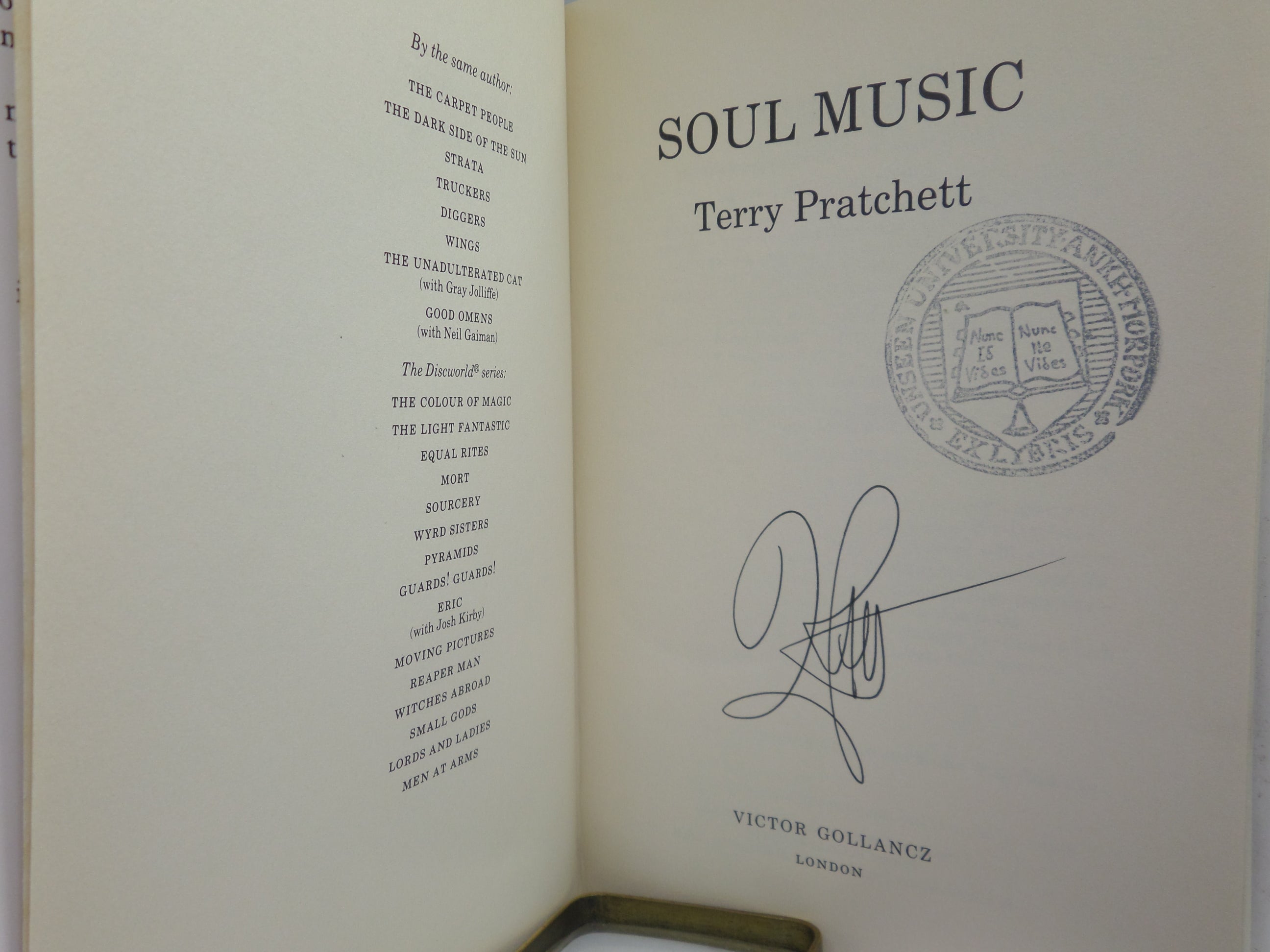 超大特価 Terry Pratchett 2冊セット i9tmg.com.br