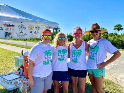 Voluntarios de East Coast Trail Racing en un puesto de socorro en Florida