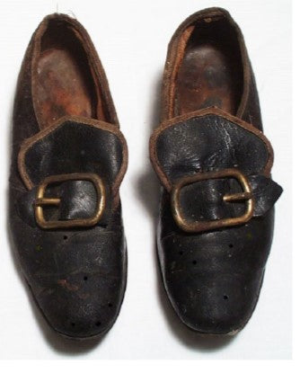 shoes with buckles were used before the common use of shoelaces