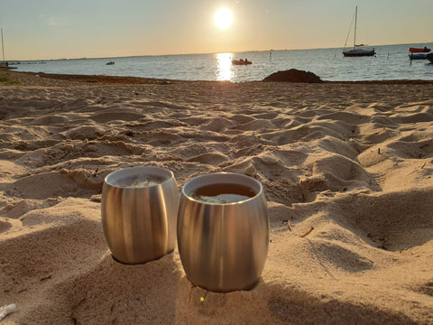 Edelstahl Trinkbecher bei Sonnenuntergang