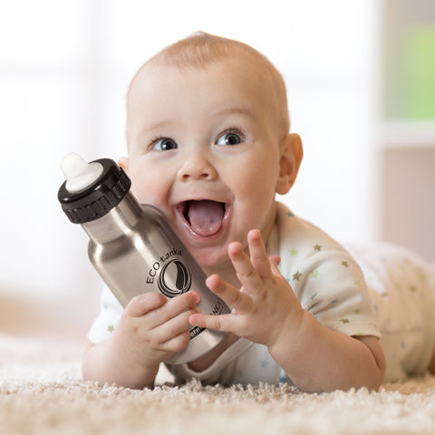 Baby mit Edelstahlflasche