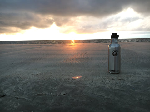 Edelstahlflasche bei Sonnenuntergang